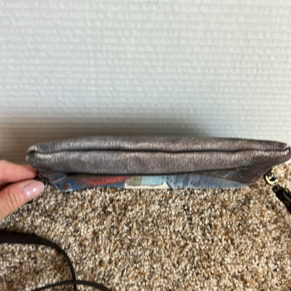 Vida crossbody scenic city scene clutch bag. - Picture 10 of 10